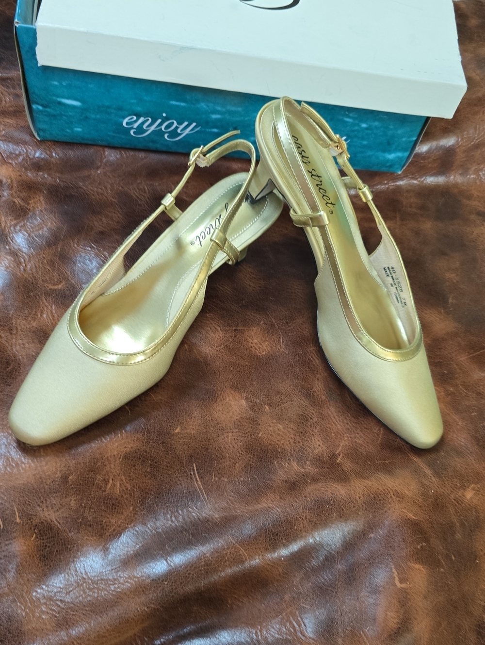 Vintage Womens 7 easy street Gold Slingback Low Heel Pumps